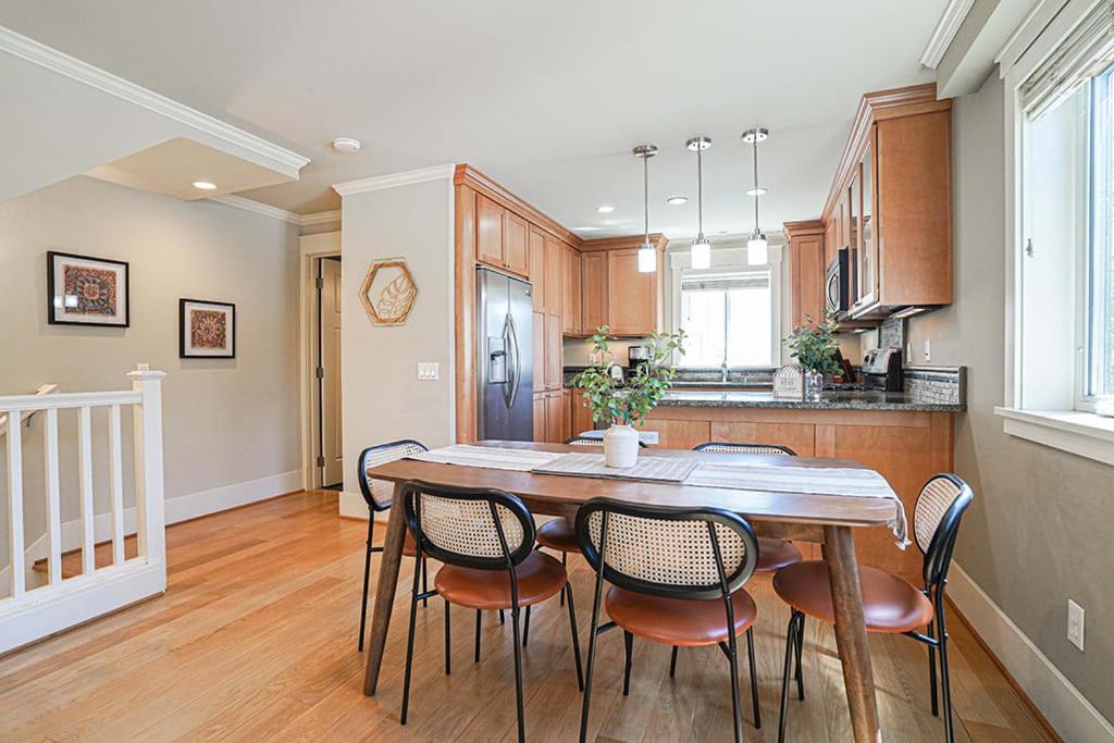 Exquisite Central Townhome With Spacious Loft And Gourmet Kitchen Seattle Exterior photo