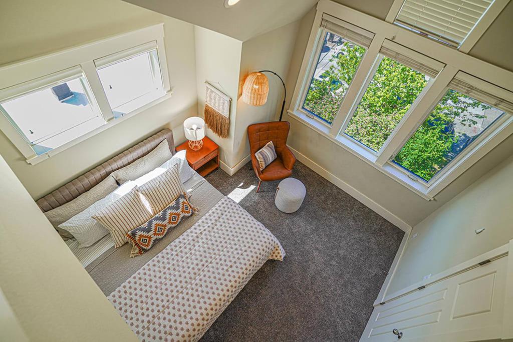 Exquisite Central Townhome With Spacious Loft And Gourmet Kitchen Seattle Exterior photo