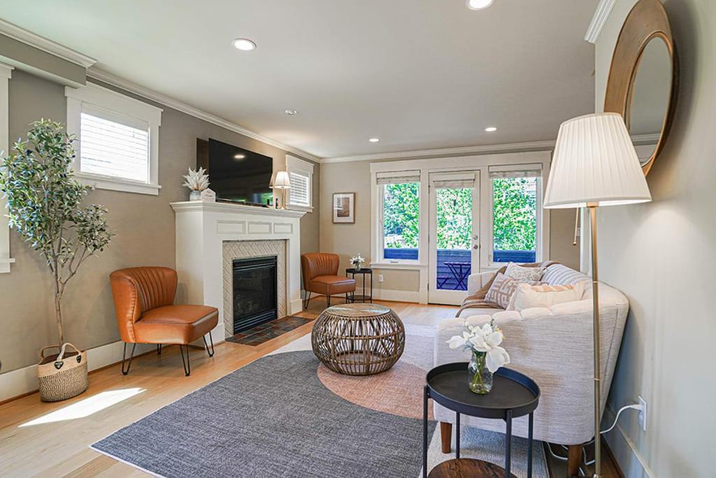 Exquisite Central Townhome With Spacious Loft And Gourmet Kitchen Seattle Exterior photo