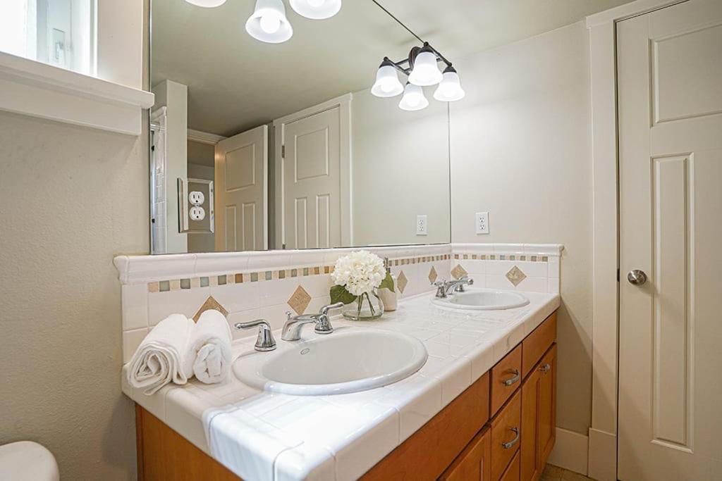 Exquisite Central Townhome With Spacious Loft And Gourmet Kitchen Seattle Exterior photo